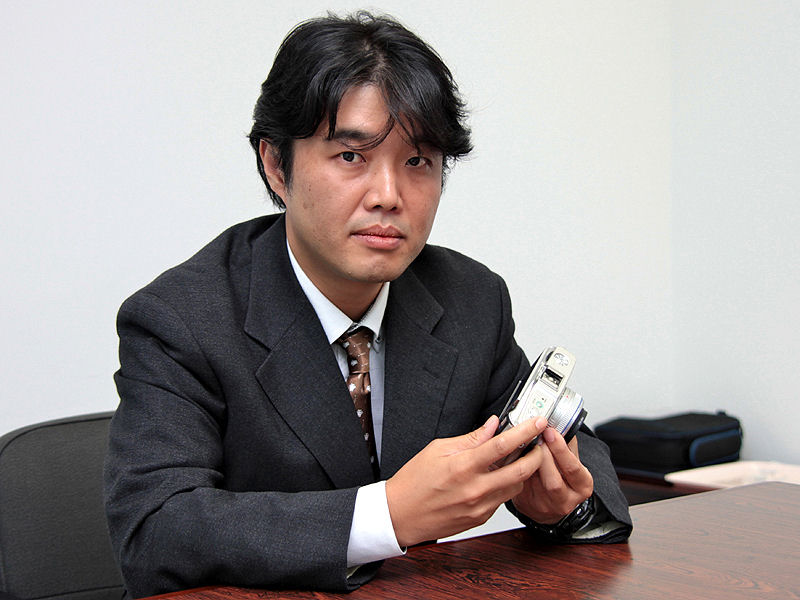 <b>片岡摂哉氏。「E-P1は標準ズームキットよりも、趣味性の高いパンケーキレンズを含むキットの方が売れています」</b>