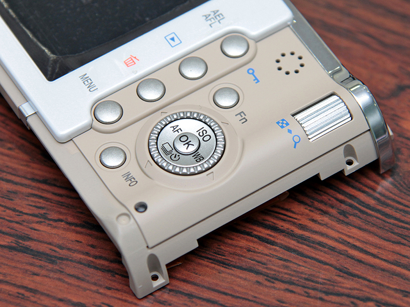 <b>背面のダイヤルは2つとも岩久氏が設計した</b>