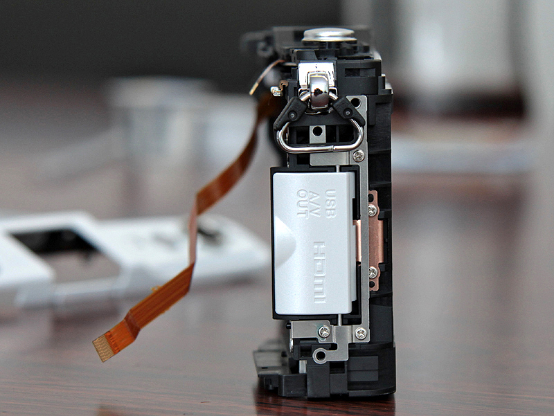 <b>開閉の感触にこだわったという端子カバー</b>