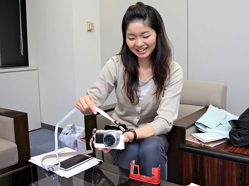 <b>小松聰子氏。「E-P1のアクセサリーはこれからどんどん増やしていきます」</b>