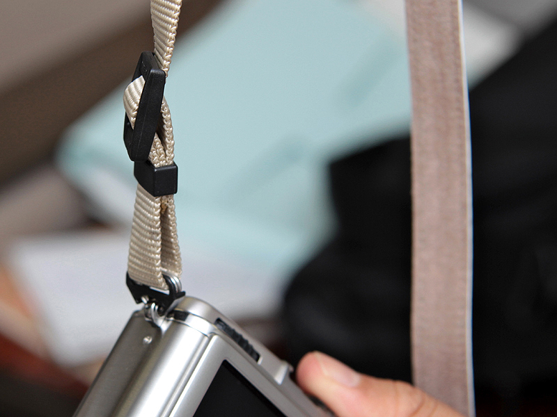 <b>本革ショルダーストラップは、いわゆる「プロ結び」に対応しているとのこと（小松氏）</b>