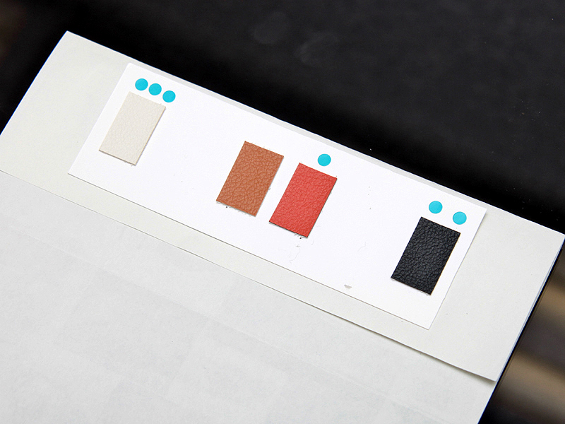 <b>ボディージャケットとストラップの色につてもさまざまな検討を行なった</b>