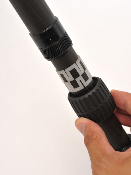 <b>脚部の伸縮を固定するナットリング</b>