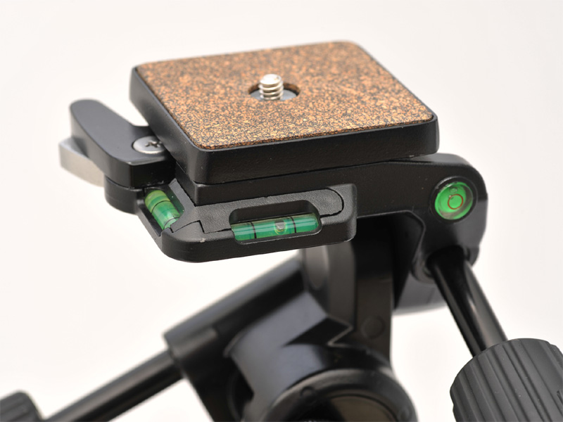 <b>雲台部に3軸水準器を備える</b>