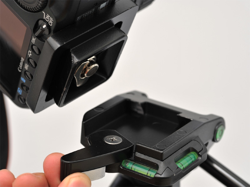 <b>セーフティーロック付きのクイックシュー</b>