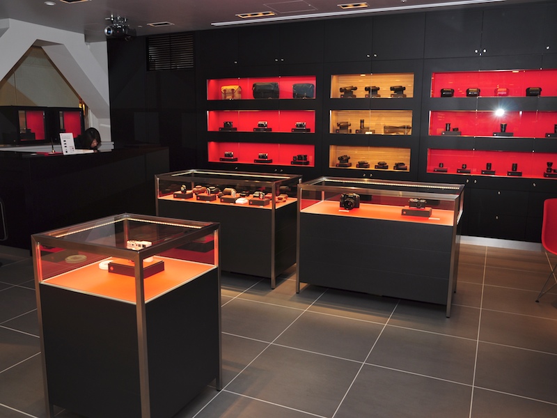 <b>赤が写真関連、木目（黄）が双眼鏡など自然観察の展示</b>