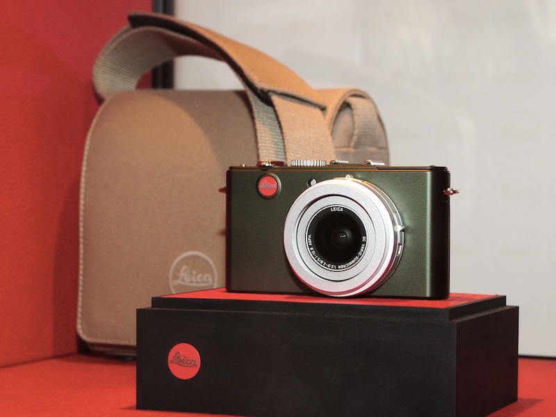 <b>オリーブカラーの限定D-LUX4。限定6,000台。左のバッグが付属する</b>