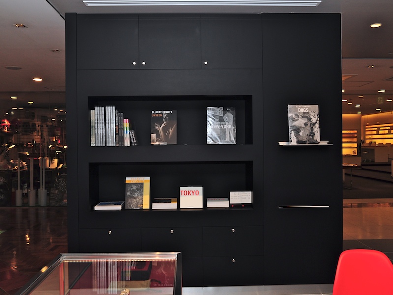 <b>写真集の展示コーナー。ちなみに同店の隣は紀伊国屋書店だった</b>