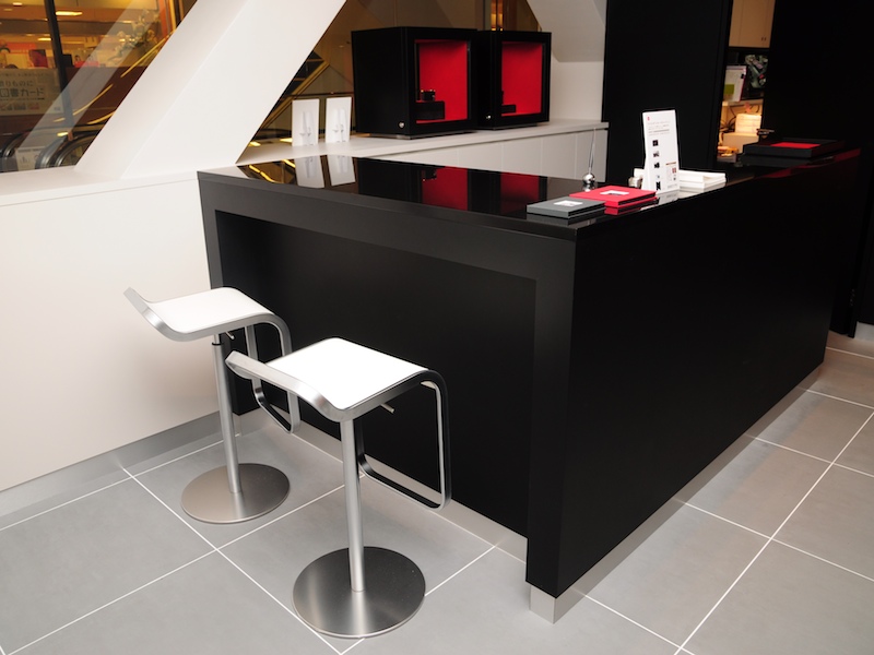 <b>ゆったりした空間の中、カウンターやラウンジで説明を受けることができる</b>