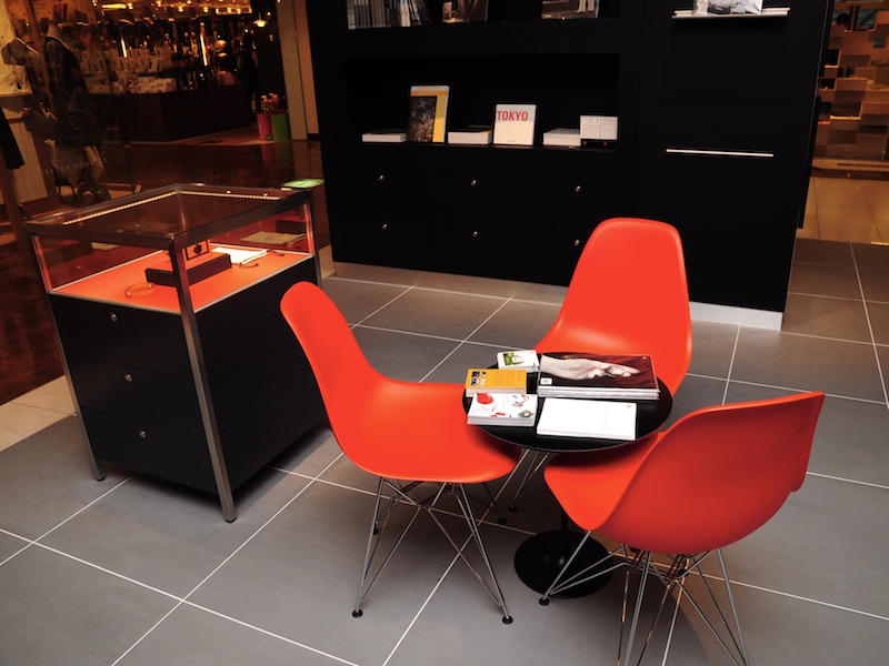 <b>ゆったりした空間の中、カウンターやラウンジで説明を受けることができる</b>