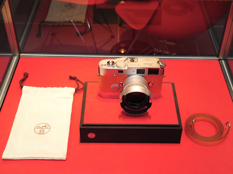 <b>両脇には付属品と見られるアイテムもあった</b>