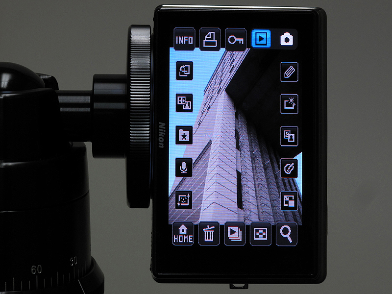 <b>本体を縦位置にすると、表示も縦になる</b>