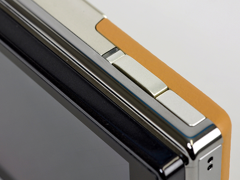 <b>外装のボタンはシャッターボタンのみ</b>