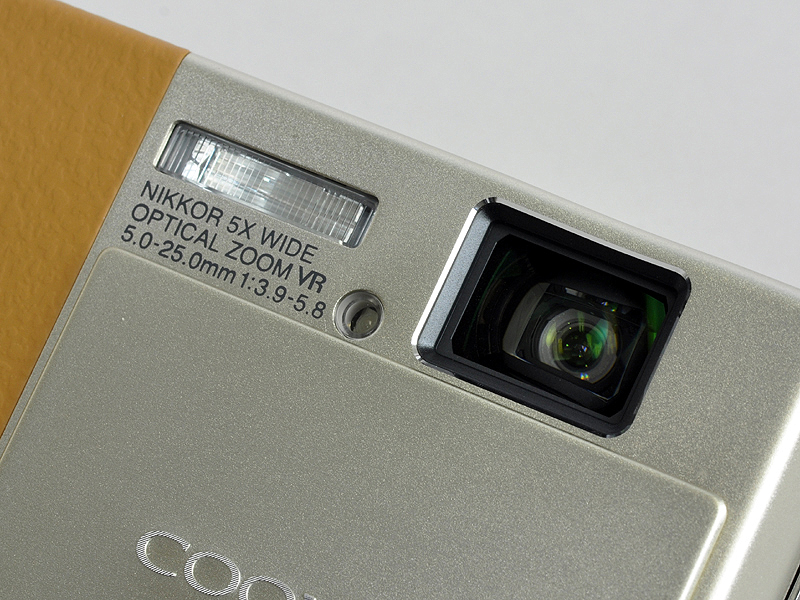 <b>スライドカバーは電源スイッチを兼ねる</b>