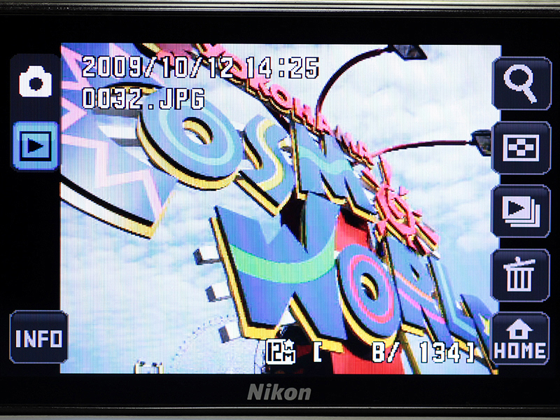 <b>再生画面。撮影画面と同様に両脇にアイコンが並ぶ</b>