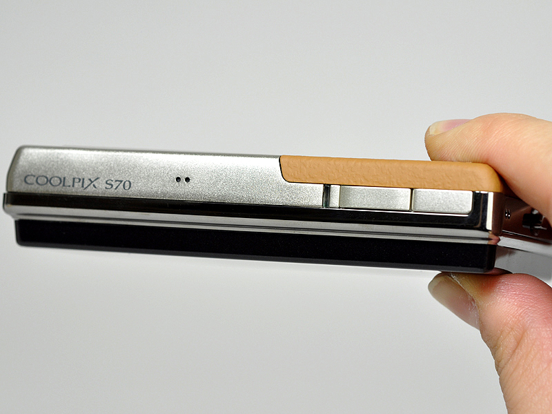 <b>厚さ20mmと薄型に仕上がっている</b>