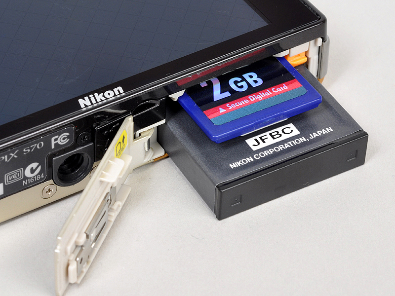 <b>バッテリーとメモリカードスロット</b>