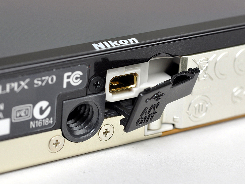 <b>充電やPCとの接続を行なう端子が底面にある</b>