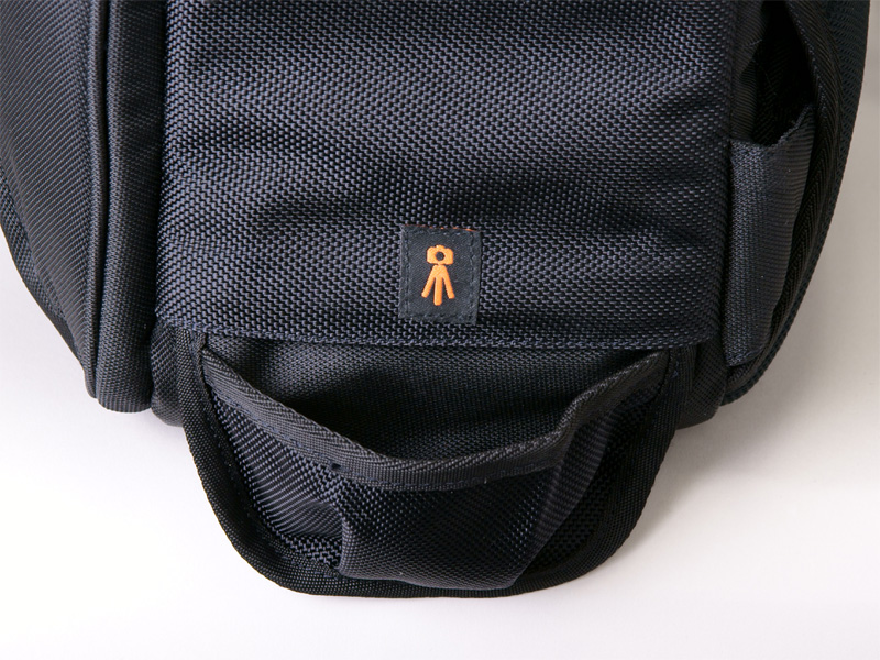 <b>収納式の三脚ホルダーを取り出したところ</b>