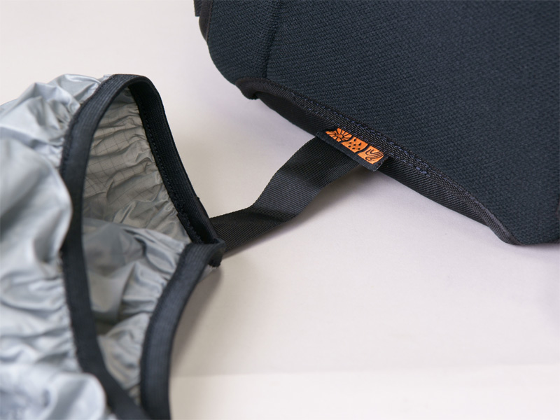 <b>オールウェザーカバーはバッグ背面底部に格納。バッグ本体から取り外すことはできない</b>