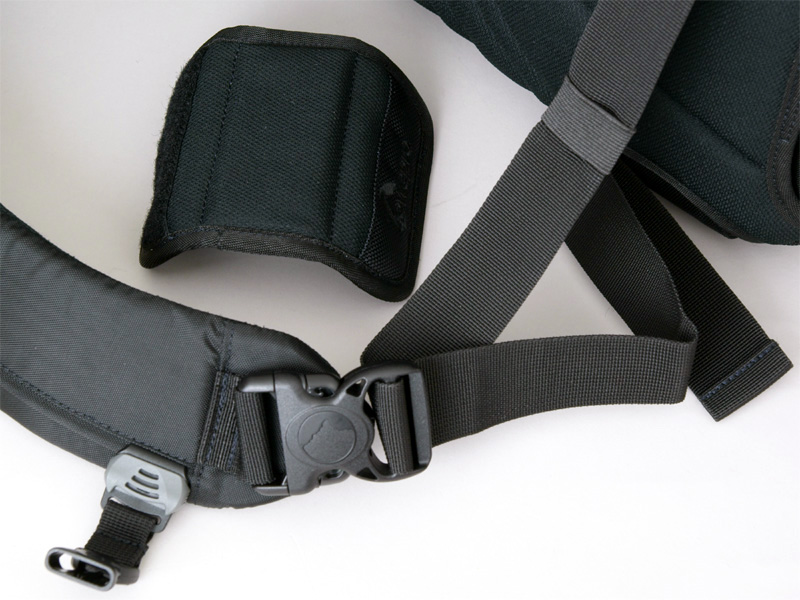 <b>パッドを取り外したところ。余ったストラップを束ねる役割も果たす</b>