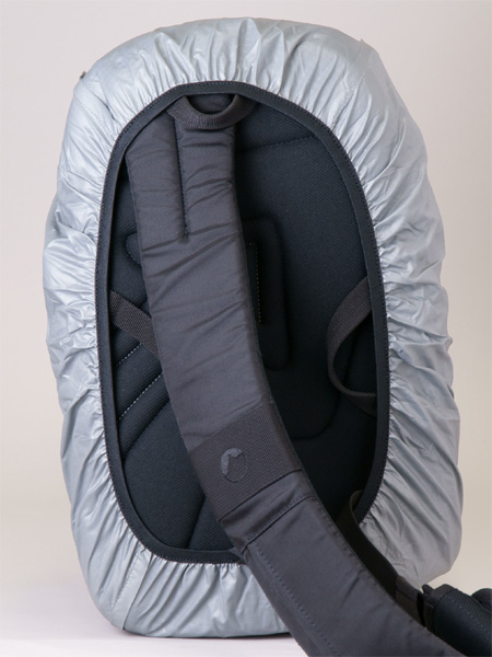 <b>裏側にゴムの力で固定</b>