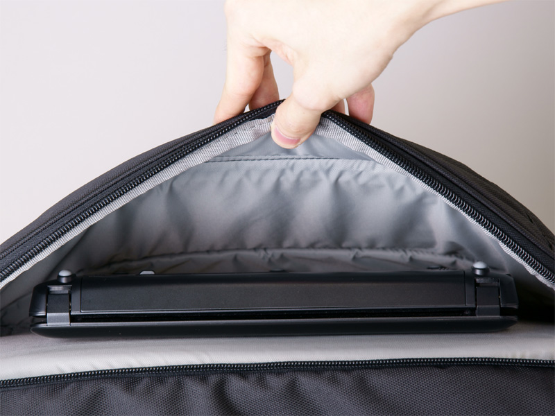 <b>msi Wind U100ネットブックを収納。10型だが問題なく収納できた。外観への影響もない</b>