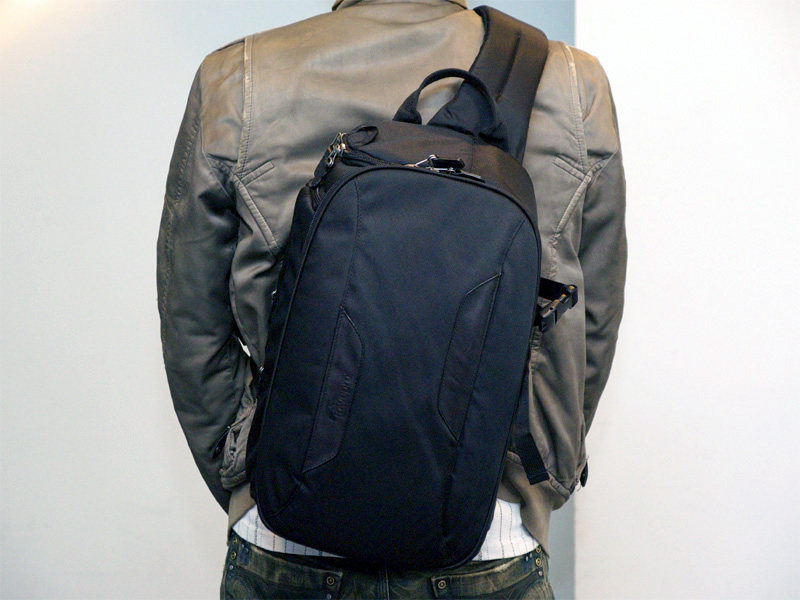 <b>クラシファイドスリング180AWを背負ったところ</b>