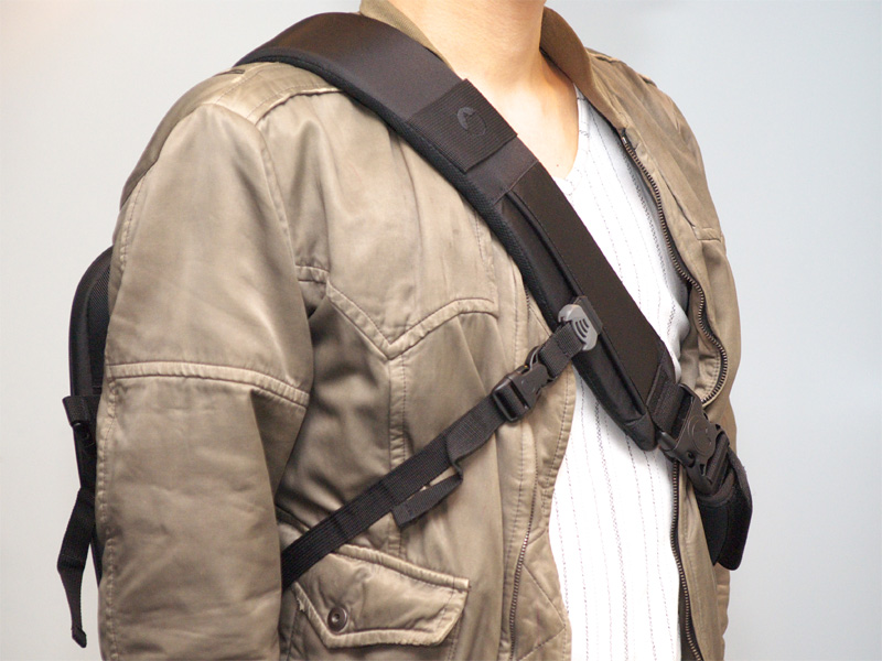 <b>長時間の移動時は逆サイドからの補助ストラップを併用。バッグは回らなくなるが、より安定する</b>