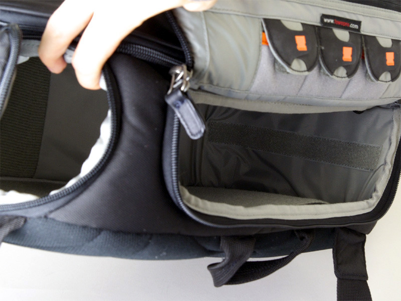 <b>すべての仕切り板を取り外したところ。メイン収納部には、上面、側面のジッパー式フラップからアクセスする</b>