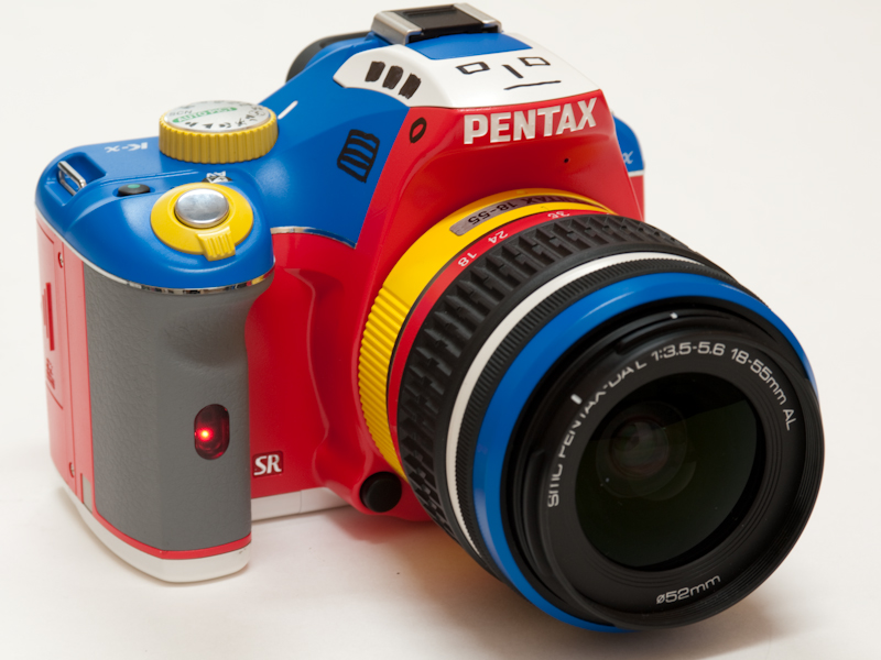 <b>デジタルカメラとしては異例のコラボレーションとなる100台限定のK-xコレジャナイロボモデル。手書きによる顔のほか、パーツごとに色が違うなど、ありそうでなかった試みだ</b>