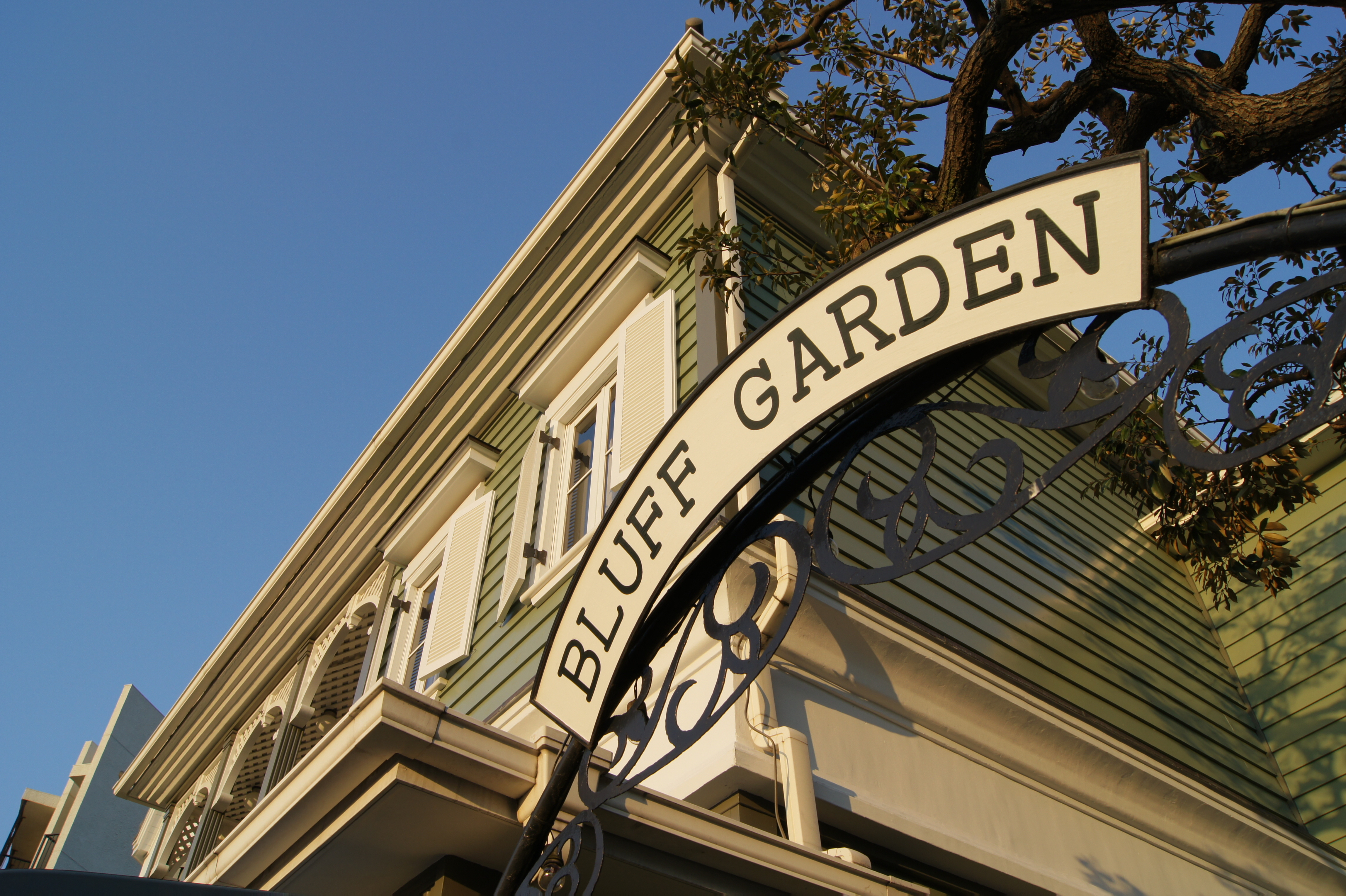 <b>オートHDR（AUTO）<br>α550 / DT 18-55mm F3.5-5.6 SAM / 約4.7MB / 4,592×3,056 / 1/200秒 / F10 / 0EV / WB:オート / 18mm</b>