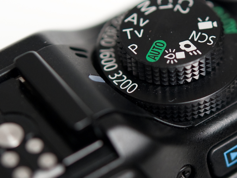 <b>ISO感度の設定は、ISOダイヤルを回して行う。感度設定は、AUTOのほかISO80からISO3200までとなっている。また、モードダイヤルにある「ローライトモード」に設定すると最大ISO12800までの撮影が可能となる</b>