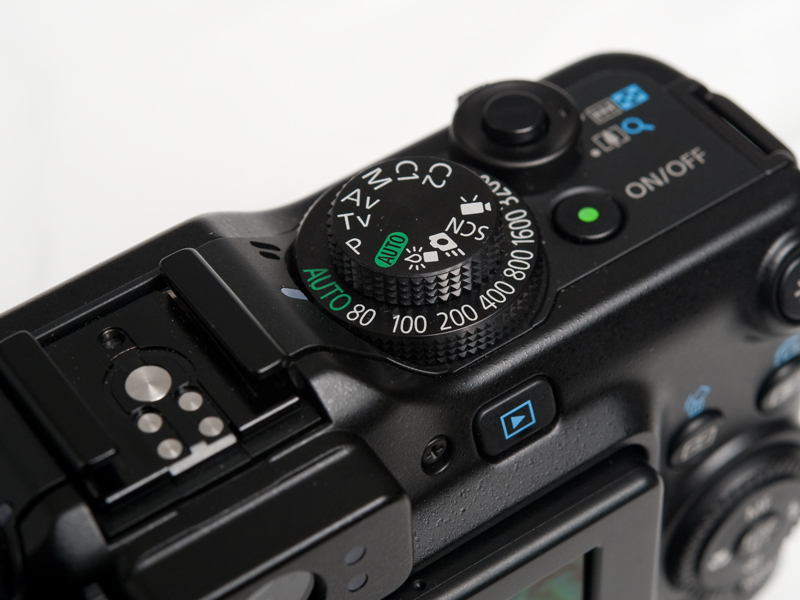 <b>モードダイヤルには、プログラムAE、シャッタースピード優先AE、絞り優先AE、マニュアル露出の各露出モードに加え、AUTO、ローライトモード、クイック撮影、シーンモード、動画などが用意される。クイック撮影モードは、光学ファインダーを覗きながら撮影するためのモードだ</b>