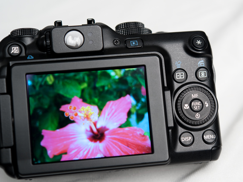 <span class="Apple-style-span" style="border-collapse: separate; color: rgb(0, 0, 0); font-family: 'MS PGothic'; font-size: medium; font-style: normal; font-variant: normal; font-weight: normal; letter-spacing: normal; line-height: normal; orphans: 2; text-indent: 0px; text-transform: none; white-space: normal; widows: 2; word-spacing: 0px;"><span class="Apple-style-span" style="border-collapse: collapse; font-size: 13px; font-weight: bold;">2.8型約46.1万ドットのクリアライブ液晶V。視野角は広く、多少斜めからでも見にくさを感じることはない</span></span>