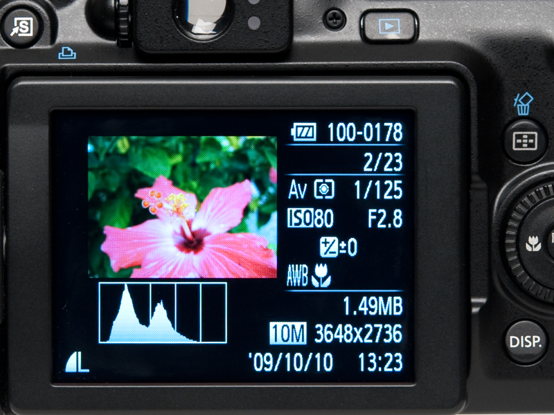 <b>画像再生時に、DISPボタンを押すと、通常の全画面表示や、撮影情報やヒストグラムが表示される詳細表示、ピント位置が確認できる拡大表示などを切り替えることができる。詳細表示では白飛び警告なども行ってくれる</b>