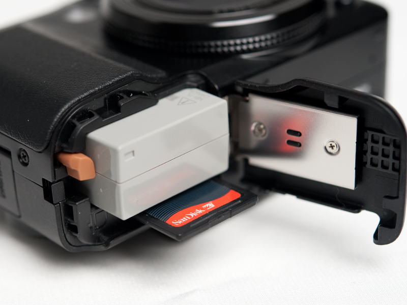 <b>バッテリーはG10と同じ「NB-7L」。G10では約400枚（液晶モニター表示時）だったのが、G11では約390枚とわずかに減っている</b>