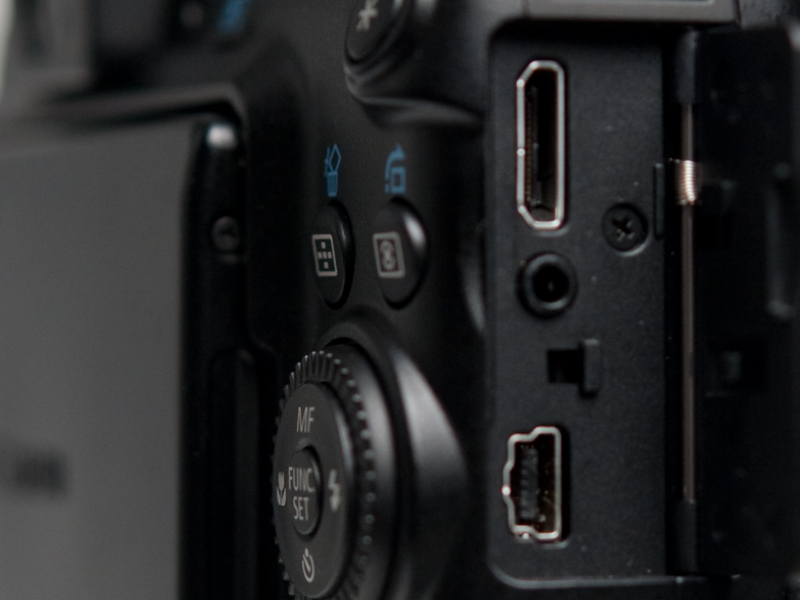 <b>ボディ右側面には、Hi-Speed USB、AV-OUT、HDMI（ミニ）の各端子が備えられている。使わないときはプラスチックのカバーがしっかりとフタをしている</b>