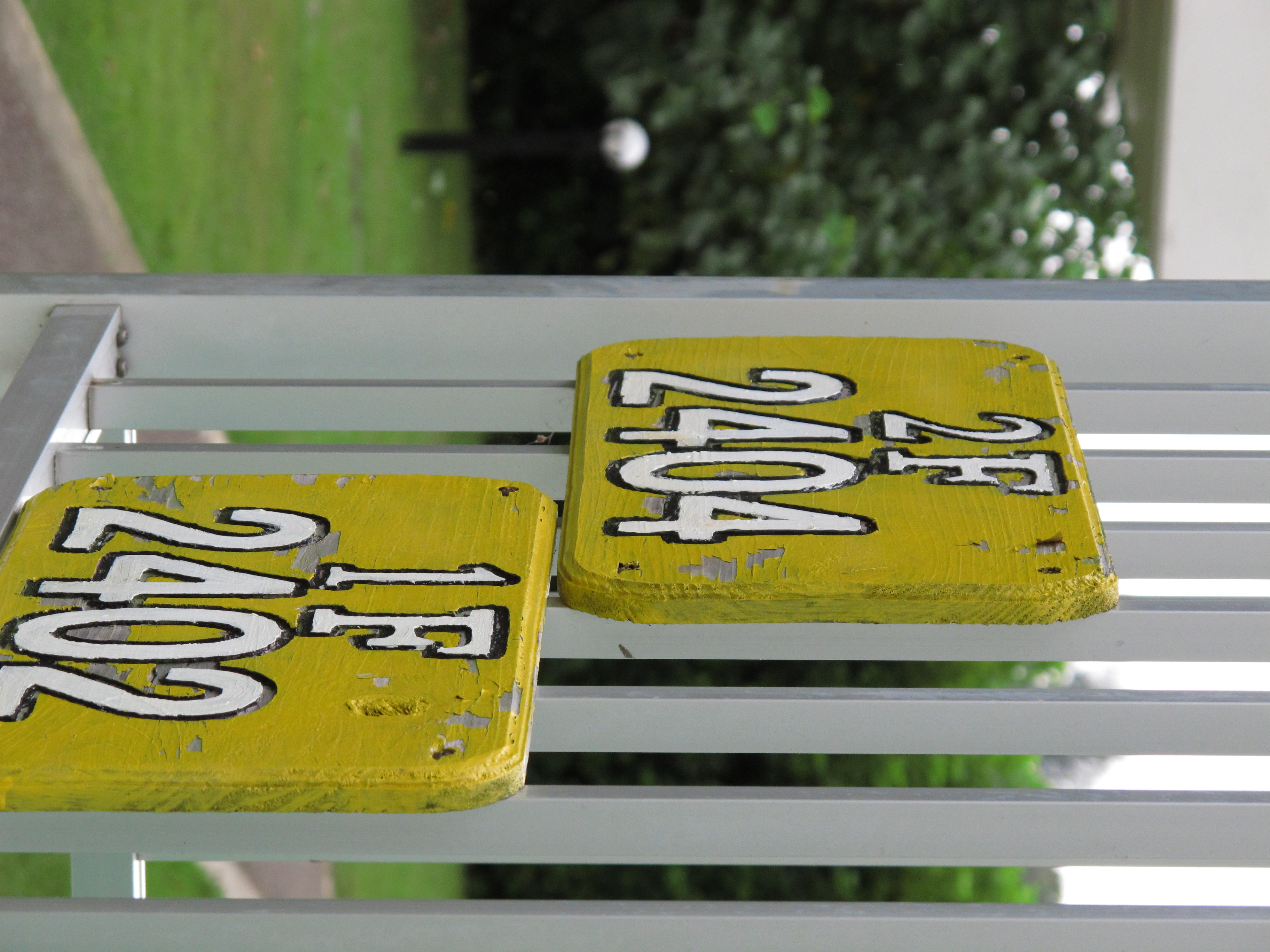 <b>マイカラーモード、ポジフィルムカラー。140mm相当のテレ端でも、背景のボケがこの程度となってしまうのはコンパクトデジタルカメラの宿命か<br>PowerShot G11 / 2736x3648 / 1/320秒 / F4.5 / 0EV / ISO400 / 絞り優先AE / WB:オート / 30.5mm</b>