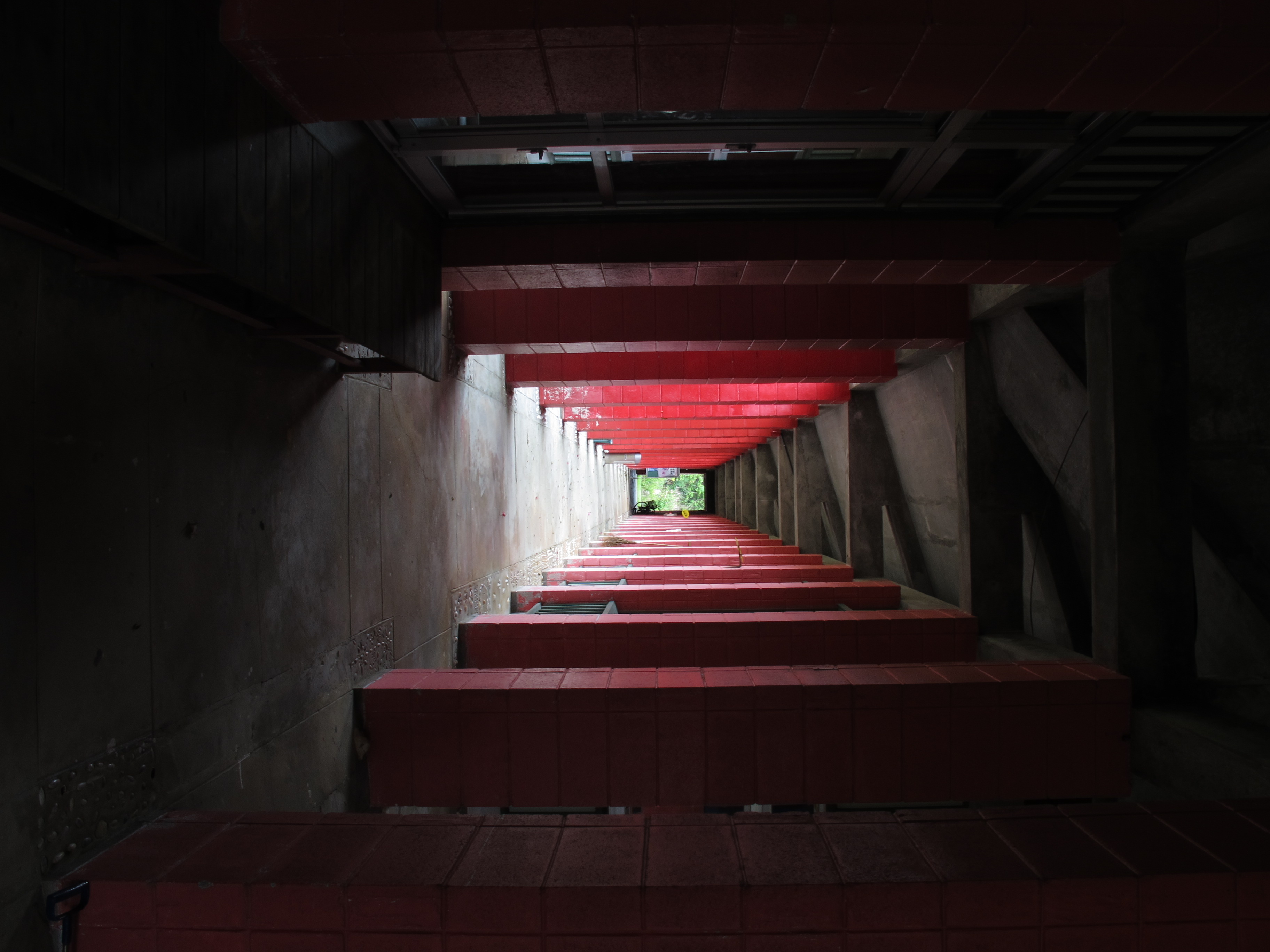 <b>薄暗い通路の雰囲気を出すために、-2/3の露出補正をおこなった。シャドーからハイライトまで十分な再現となっている<br>PowerShot G11 / 2736x3648 / 1/30秒 / F4 / -0.7EV / ISO80 / プログラムAE / WB:オート / 6mm</b>