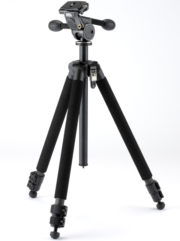 <b>カーボン三脚の例、ベルボンのジオカルマーニュE635。ロックレバー式の3段で、脚径28mm、全高1,435mm。3ウェイ雲台のPHD-61Qが付属しています。同じ脚径で4段にしたE645や、ロックナット式のN635、N645という兄弟モデルもあります</b>