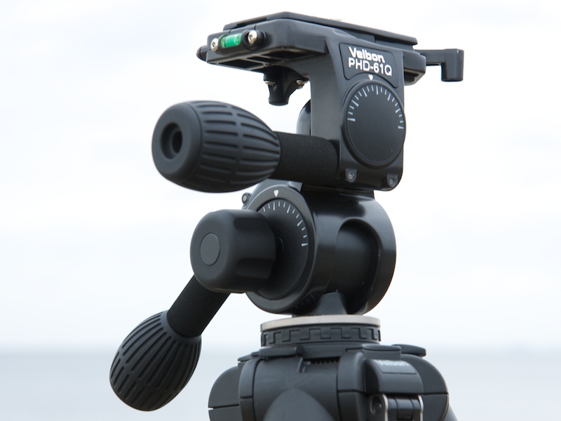 <b>クイックシュータイプの3ウェイ雲台PHD-61Q。E635とE645に付属する</b>