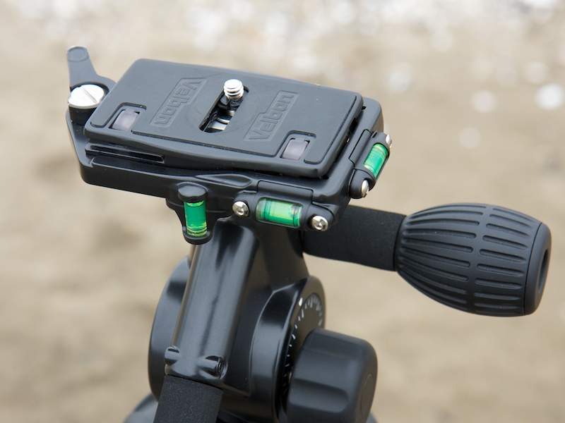 <b>クイックシュータイプの3ウェイ雲台PHD-61Q。E635とE645に付属する</b>