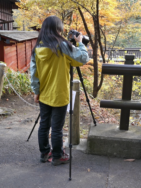 <b>ひとつの脚だけ段差の上に置いた例。少しでも被写体に近づくためと、車道の端に行きたかったため</b>