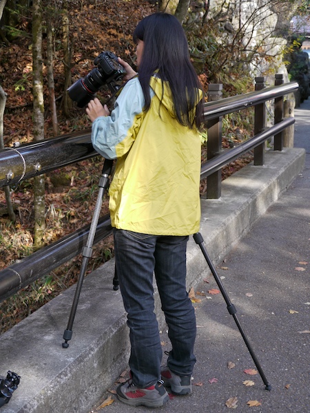 <b>橋の下を覗き込むようなアングルも可能。後ろの脚を長くセットする</b>