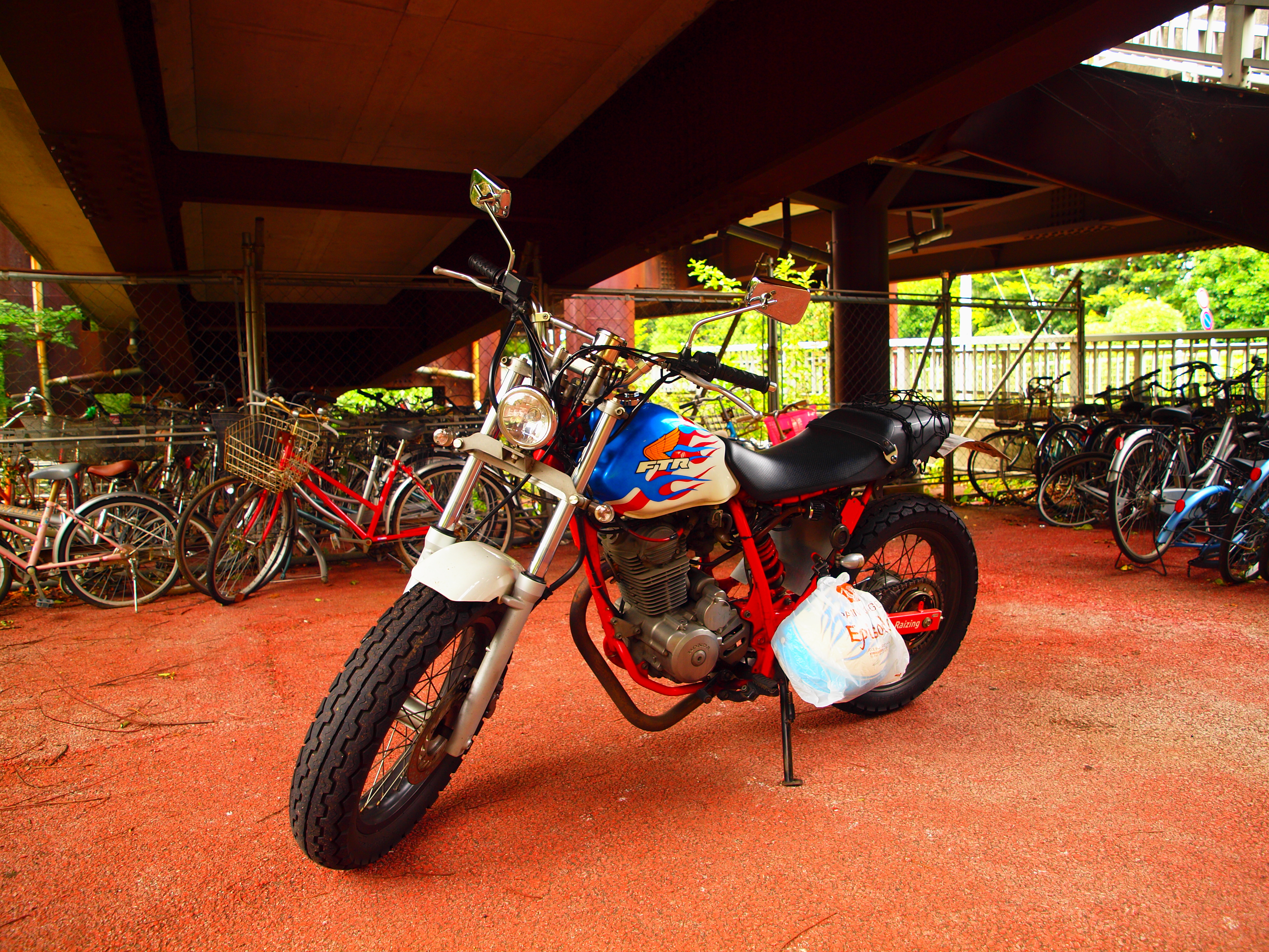 <b>仕上がり:Vivid / 彩度:+2 / 階調:ローキー / アートフィルター:ポップアート</b>