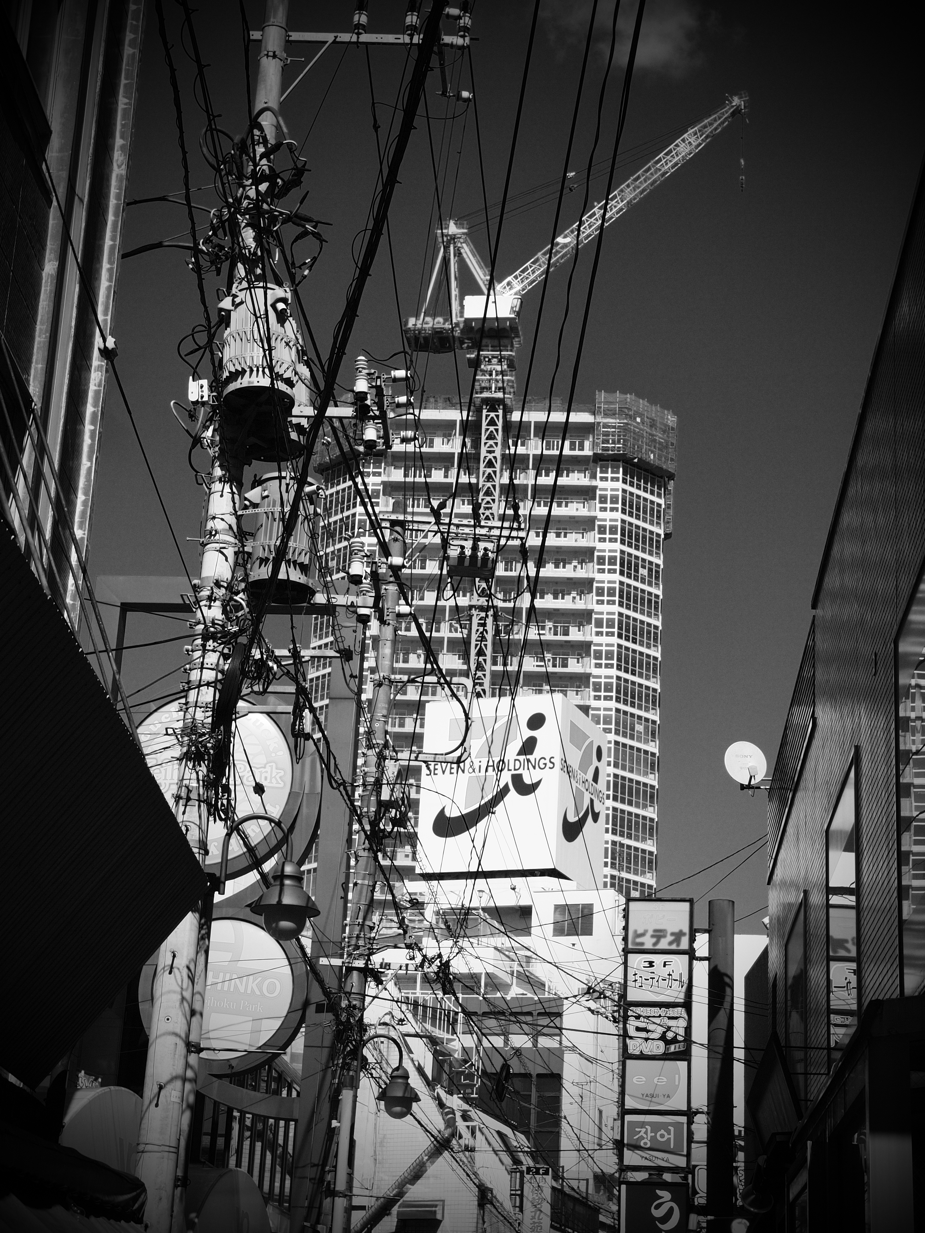 <b>仕上がり:モノクロ / コントラスト:+2 / フィルター:赤 / アートフィルター:トイフォト</b>