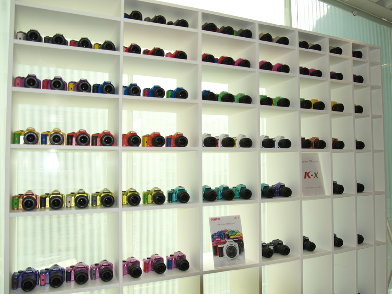 <b>高さ2m以上の本棚に100台のK-xが収まっている</b>