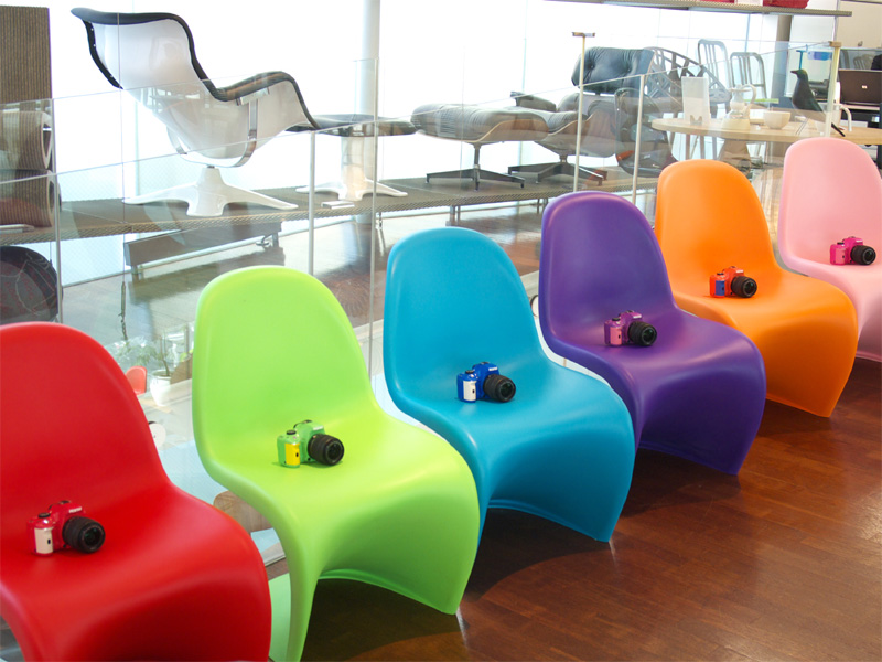 <b>実際にはこのような展示は行なわれていないが、K-xは明るくカラフルな雰囲気に溶け込んでいた</b>