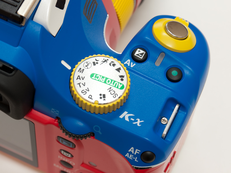 <b>モードダイヤルは黄色ベースのパーツを使用。盤面はK-m whiteと同様のシルバー塗装が施されている</b>